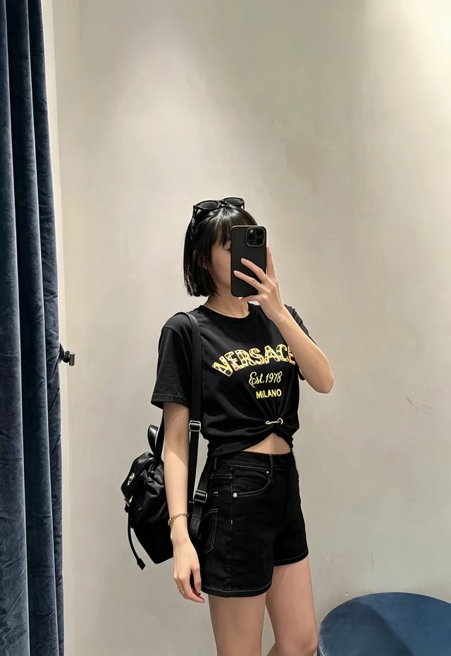 12070#100 Versac*爆款现货 辣妹必入！ Versace风扭结短款T恤，显瘦天花板！ 豹纹字母印花，自带高街贵气感，不撞款不廉价 下摆金属别针扭结