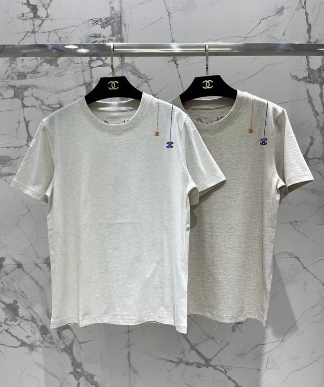 12566#100 Chane*小香新款简约纯色刺绣棉质短袖 经典纯色设计，温柔又百搭，完全不挑肤色！ 刺绣颜色与衣身完美融合，像从面料里长出来的一样，完全不会