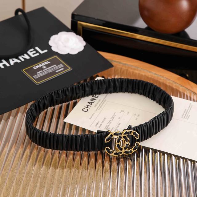 p200 Chanel Cc chain with brass logo buckle, calfskin leather, silver and gold m