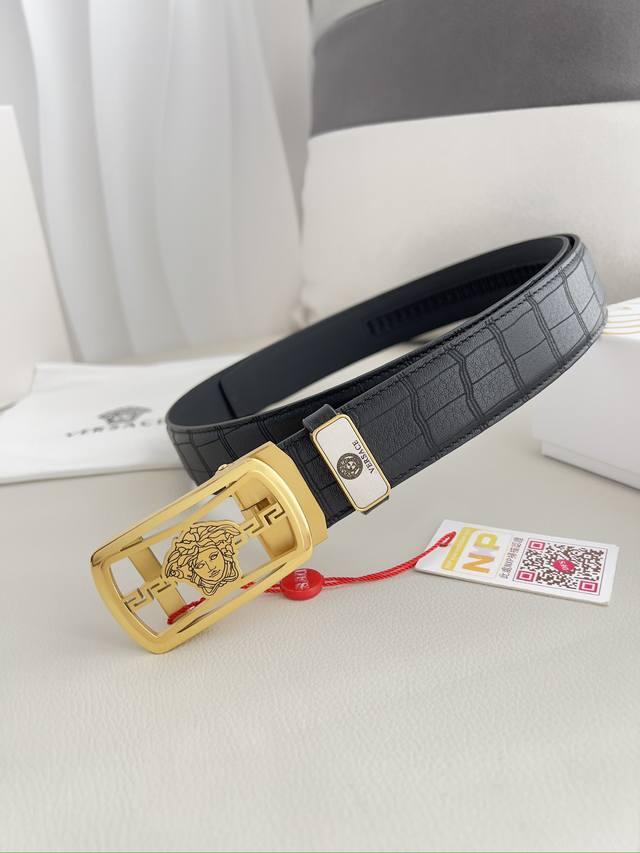 品名：范思哲.Versace.皮带腰带自动皮带p220 型号：自动带，纯钢材质经典人头自动扣，图片实物拍摄 腰带：百分百头层牛皮，自动带身，保证真皮。24K纯钢