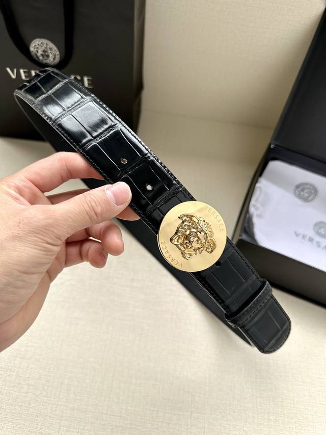 p200 宽度4.0Cm Versaec 范思哲 此款时尚腰带由柔软的小牛皮革制成，饰有立体美杜莎原单钢扣 五金采用真空电镀 。