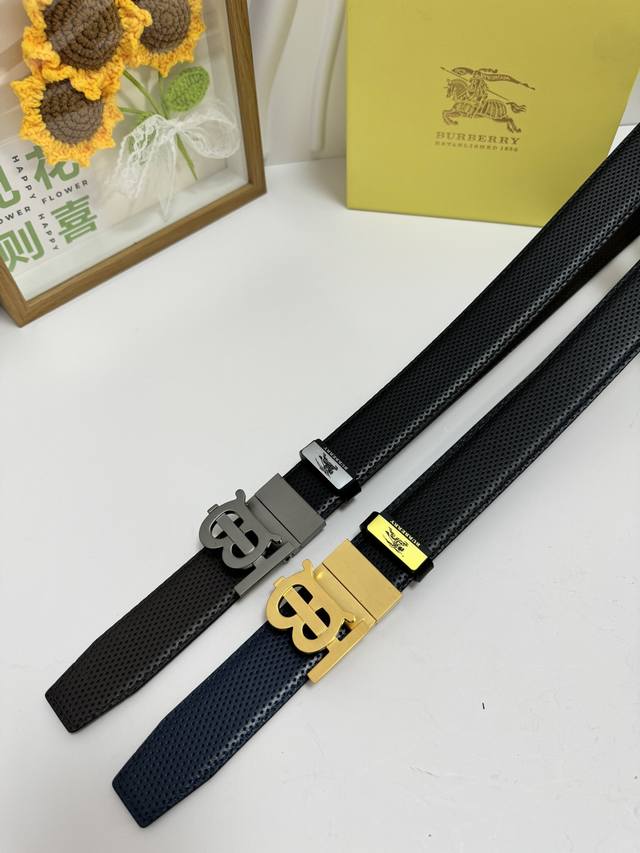 品名：巴宝莉 原单 p210 材质：原单牛皮腰带 百分百头层牛皮腰带保证真皮，24K纯钢扣，专柜原单品质、做工精细，时尚大牌，送人自用首选 包装： 请认准如图专