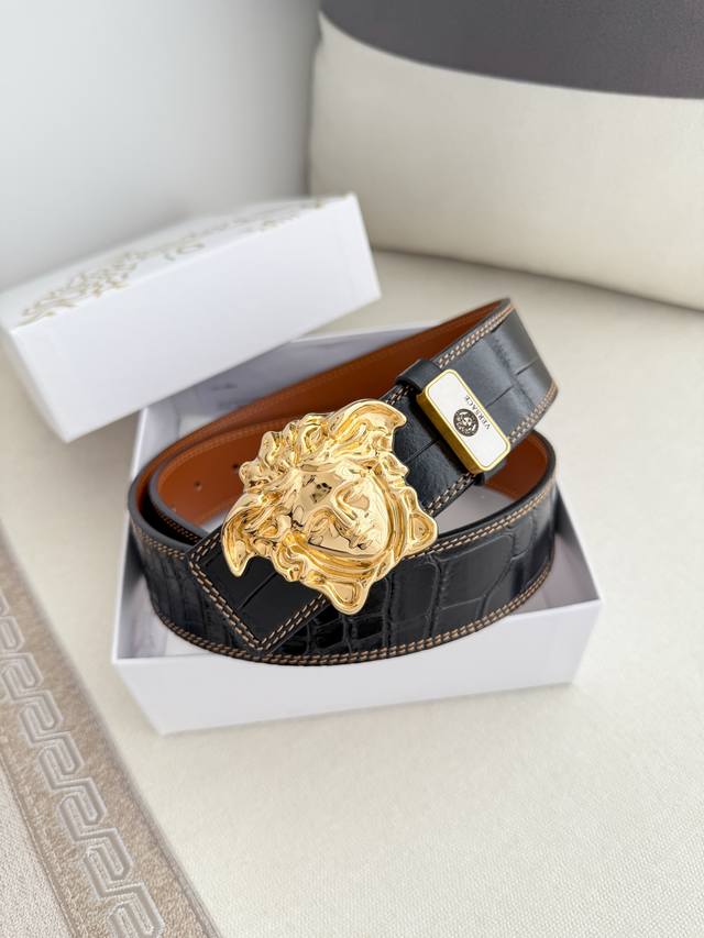 品名：Versace.范思哲原单腰带 皮带p200 型号：挂扣，经典人头纯钢材质扣头，头层牛皮，图片实物拍摄 材料：百分百头层牛皮，保证真皮。24K纯钢扣双面可
