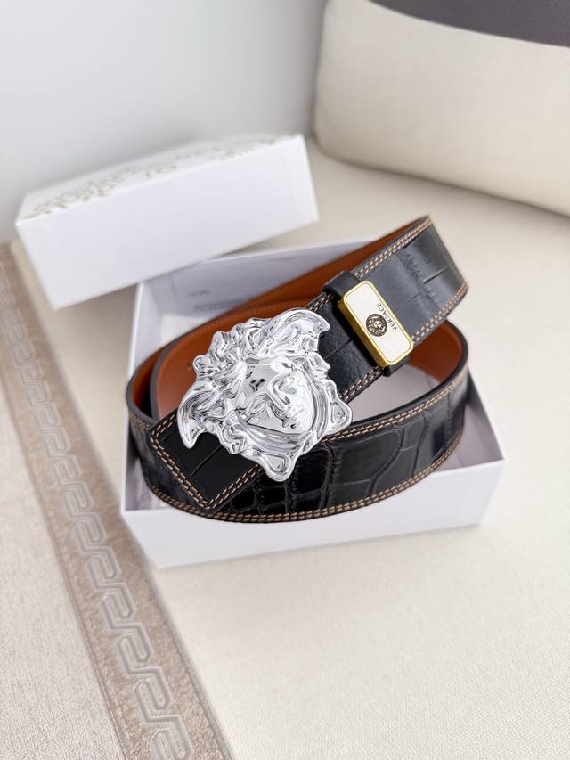 品名：Versace.范思哲原单腰带 皮带p200 型号：挂扣，经典人头纯钢材质扣头，头层牛皮，图片实物拍摄 材料：百分百头层牛皮，保证真皮。24K纯钢扣双面可