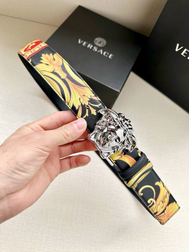 210 宽度4.0Cm Versace 范思哲 此款palazzo腰带采用牛皮革面料制作，并饰有Le pop Classique图案印花和标志性的旋转尾夹 美杜