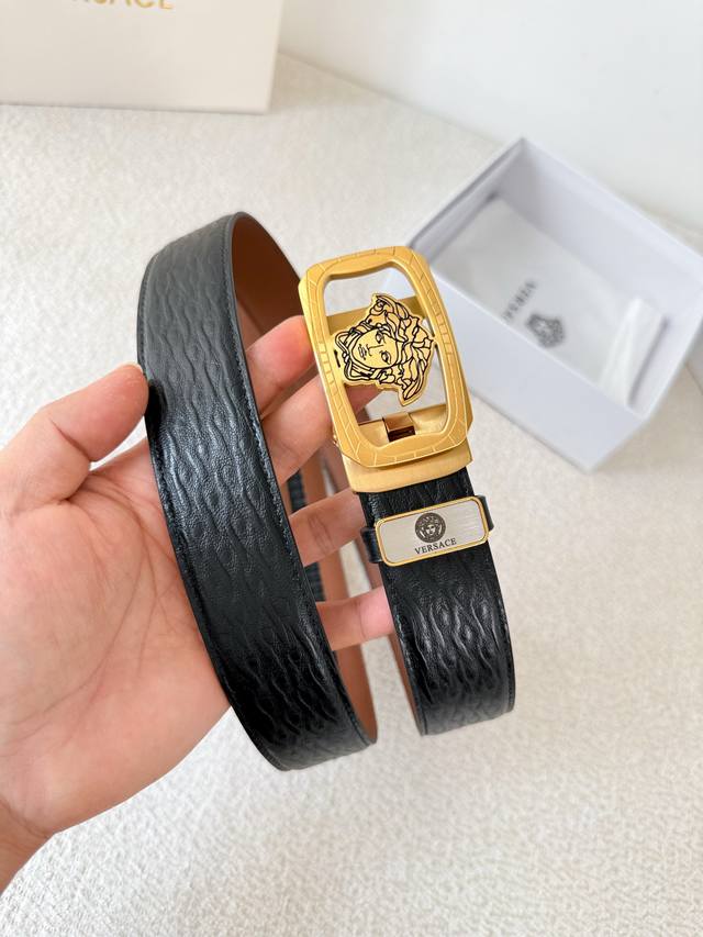 品名：范思哲.Versace.皮带腰带自动皮带p220 型号：自动带，纯钢材质经典人头自动扣，图片实物拍摄 腰带：百分百头层牛皮，自动带身，保证真皮。24K纯钢
