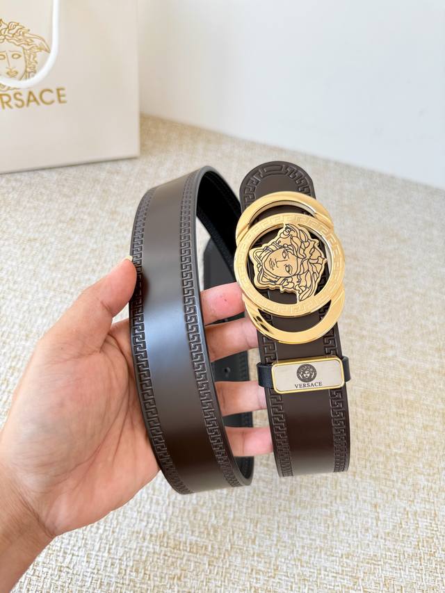 品名：Versace.范思哲原单腰带 皮带p200 型号：挂扣，经典人头纯钢材质扣头，头层牛皮，图片实物拍摄 材料：百分百头层牛皮，保证真皮。24K纯钢扣双面可