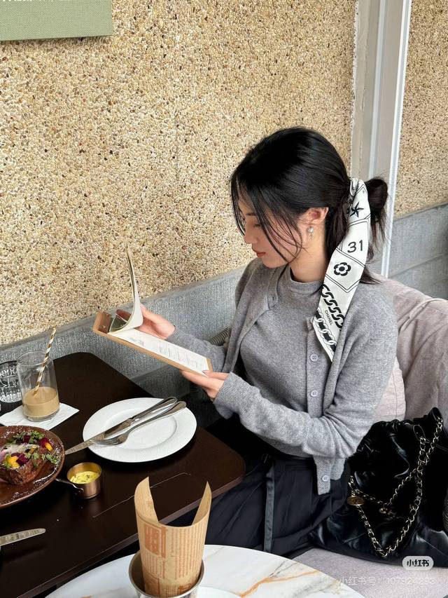p70 Chanel Twilly mini scarf is here! A truly adorable little scarf! Material: 1