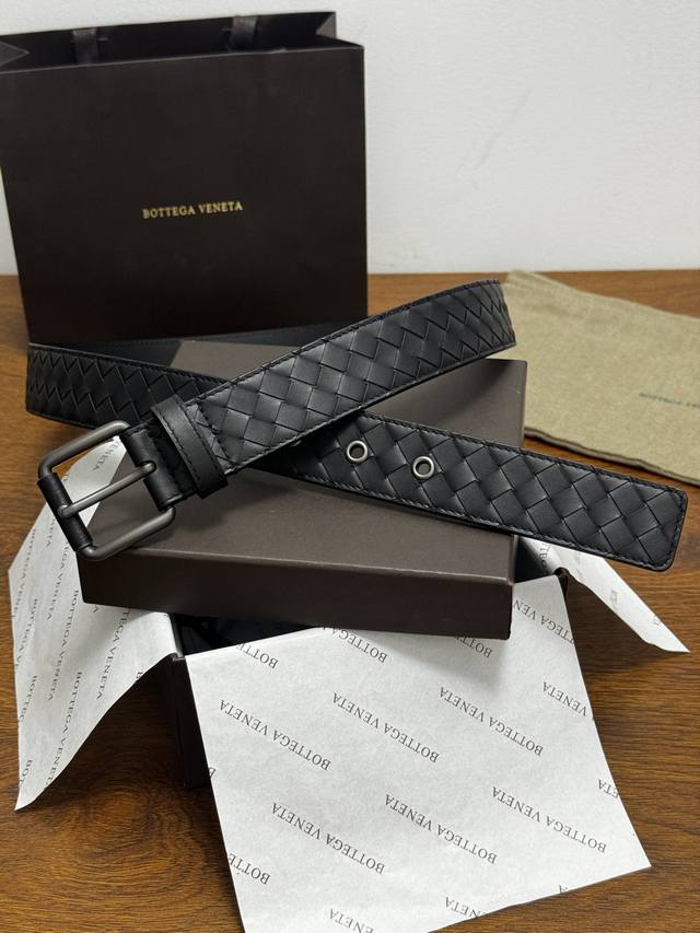 250 -- Bottega Veneta 3.5cm Color: Black Hand-woven calfskin leather A new class