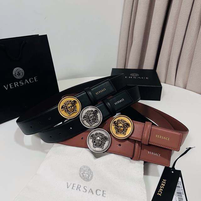 220 范思哲 新款 牛皮革腰带，饰有Versace Logo字样，配有圆形金属搭扣，搭扣采用复古饰面，镶嵌立体Medusa配件,3.5Cm。