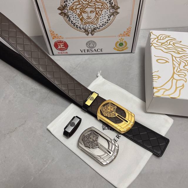 品名：Versace.范思哲 p210 材质：原单牛皮腰带 百分百头层牛皮腰带保证真皮，24K纯钢扣，专柜原单品质、做工精细，时尚大牌，送人自用首选 包装： 请