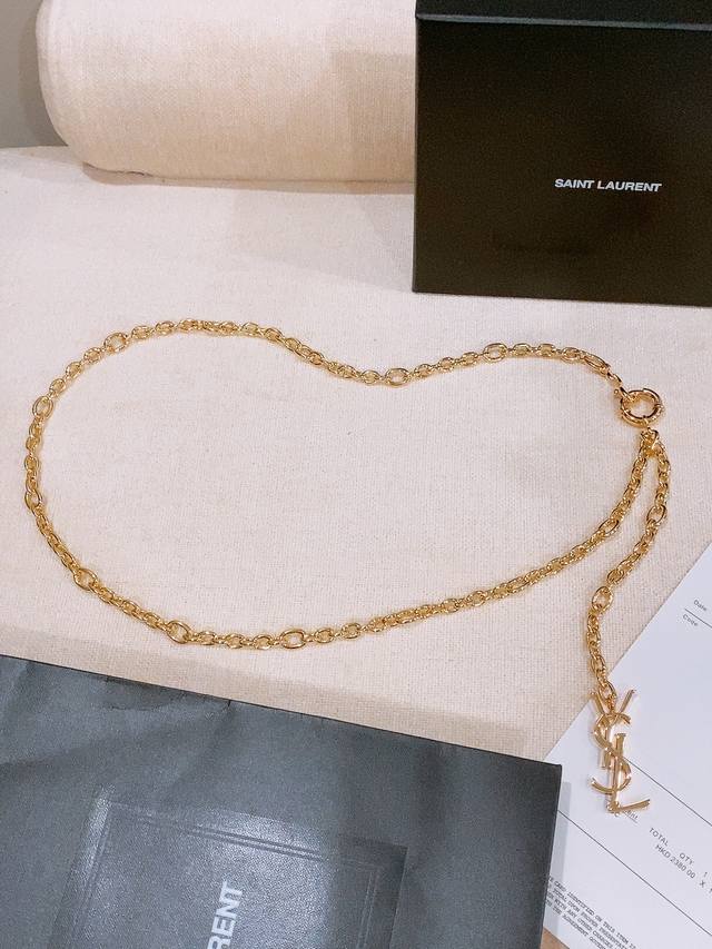 p270-圣罗兰｜Ysl 腰链时髦必备 黄铜金属链条的设计 增添了一抹时尚的亮光 轻松应对各种场合 无论是日常出街还是重要聚会都能成为您的时尚加分项 均码