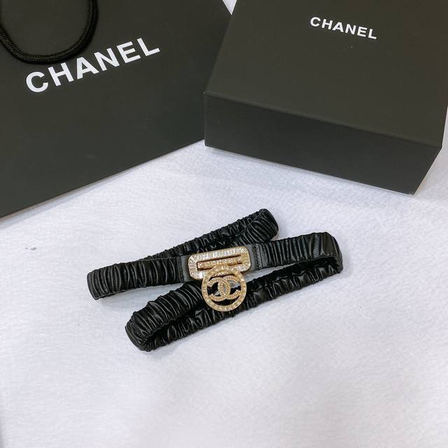 p260 Chanel 23C calfskin, gold-tone metal and rhinestone black elastic strap. Si