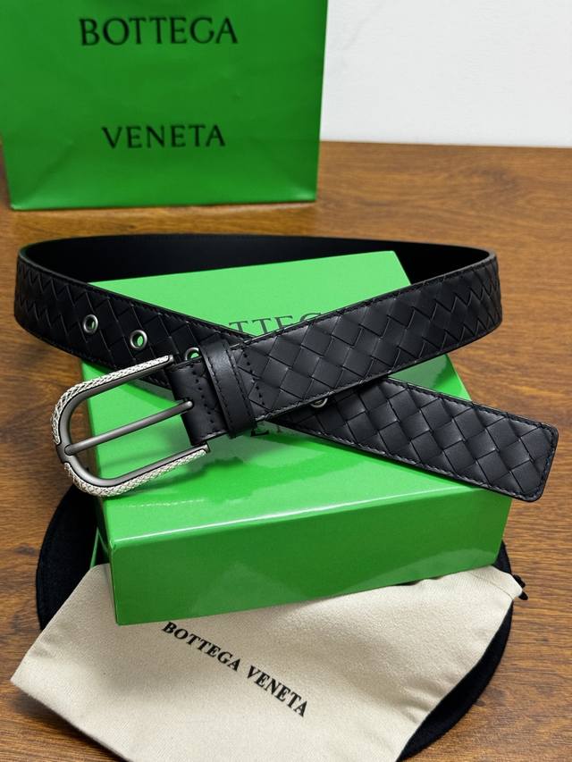 p180 Bottega Veneta 3.5cm Black. Hand-woven calfskin leather, a classic new hand