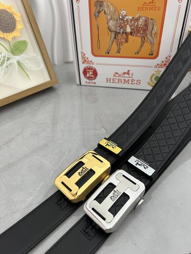 品名：Versace.范思哲 自动带p210 材质：原单牛皮腰带 百分百头层牛皮腰带保证真皮，24K纯钢扣，专柜原单品质、做工精细，时尚大牌，送人自用首选 包装