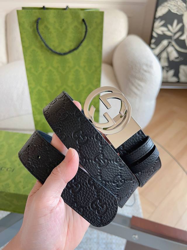 p200 Gucci's new classic embossed belt with a pebbled leather pattern. Accessori