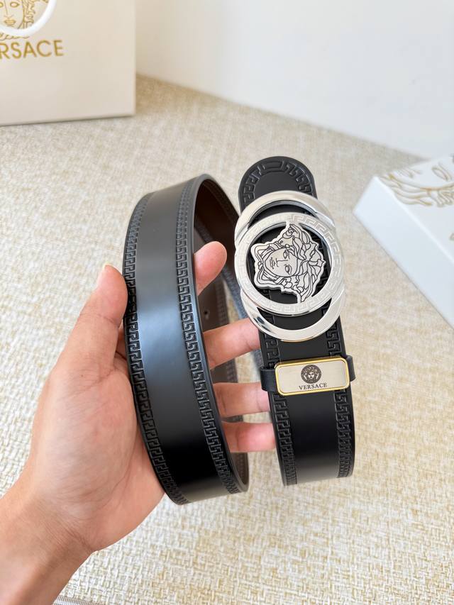 品名：Versace.范思哲原单腰带 皮带p200 型号：挂扣，经典人头纯钢材质扣头，头层牛皮，图片实物拍摄 材料：百分百头层牛皮，保证真皮。24K纯钢扣双面可
