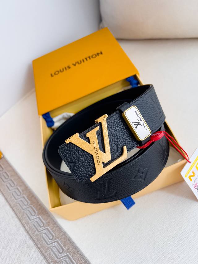 品名： Lv..路易..威登腰带皮带原单p200 型号：挂扣，经典纯钢材质挂扣，头层牛皮，图片实物拍摄 材料：头层牛皮，挂扣系列，纯钢材质扣头，钯镀电镀工艺永不