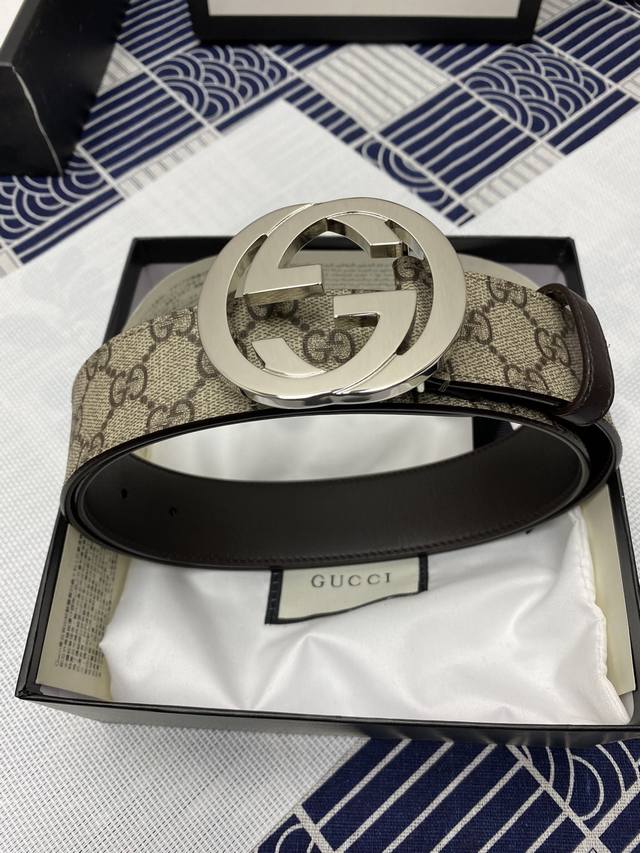p160 Gucci: Original fabric, top-grain calfskin lining, original buckle. Custom-