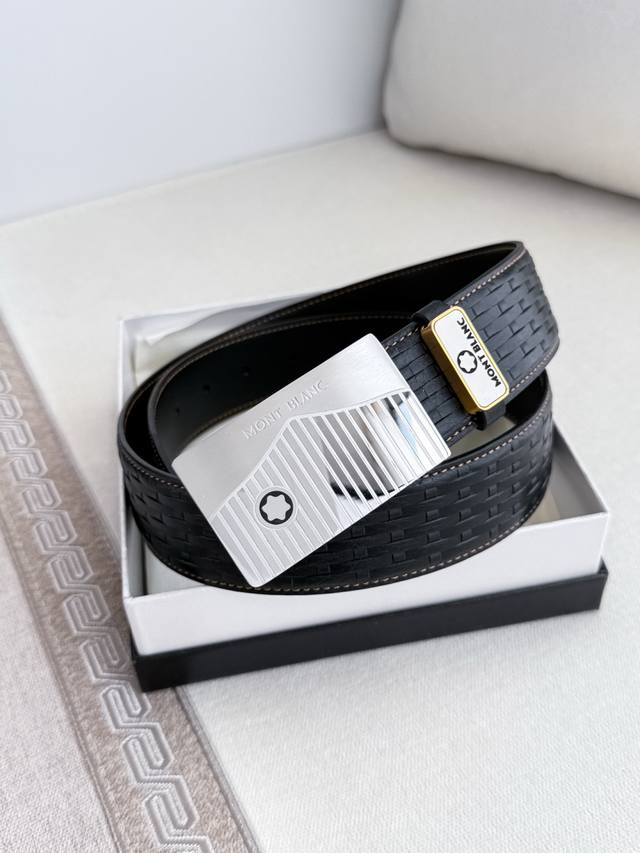 品名：万宝龙.Montblanc原单 腰带 皮带p210 型号：挂扣，原版新款纯钢材质挂扣，双面头层牛皮实物拍摄， 材料：百分百头层牛皮，保证真皮。专柜同等质量