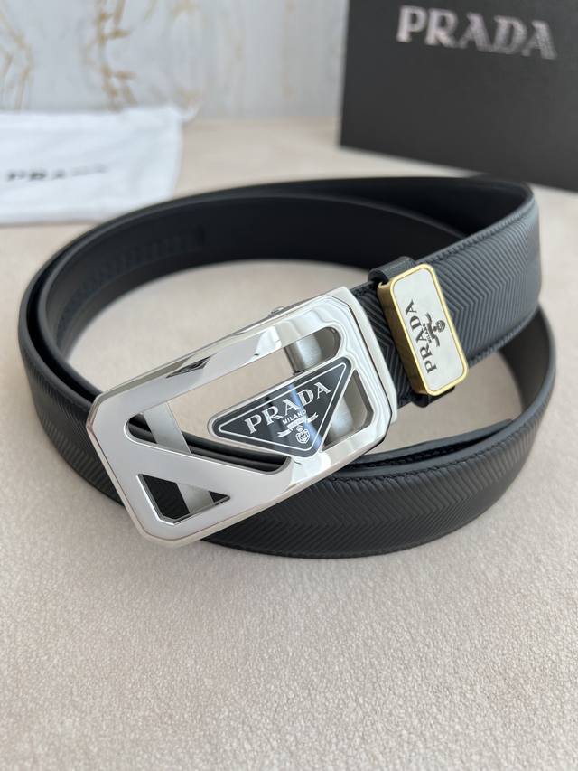 品名：普拉达.prada 腰带 皮带自动带p210 型号：自动带，经典亚克力纯钢材质自动扣，图片实物拍摄 材料：百分百头层牛皮，保证真皮。24K纯钢扣专柜同等质
