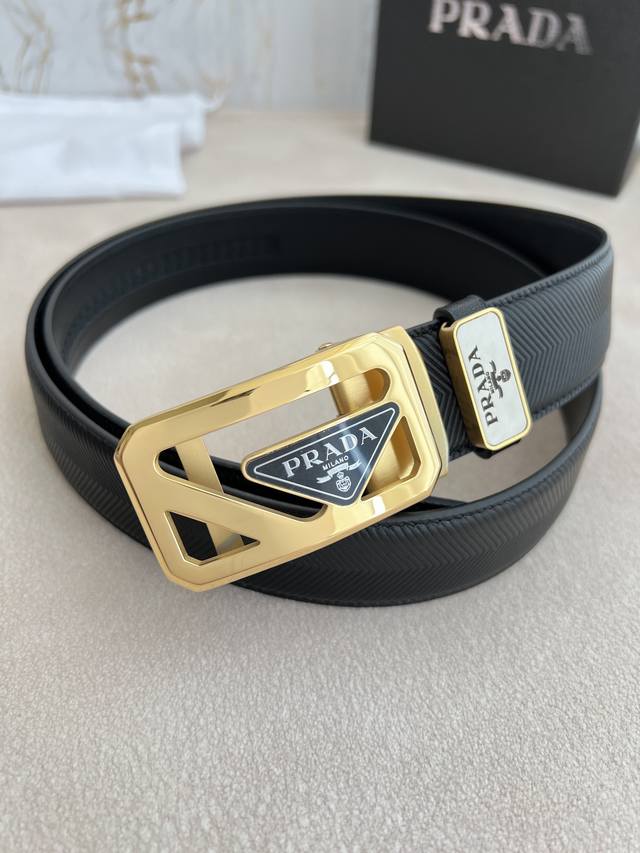 品名：普拉达.prada 腰带 皮带自动带p210 型号：自动带，经典亚克力纯钢材质自动扣，图片实物拍摄 材料：百分百头层牛皮，保证真皮。24K纯钢扣专柜同等质