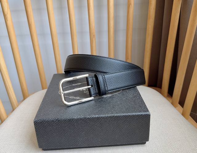 200--prada 普拉达 专柜最新款 这款腰带精致低调 优雅摩登 简约时尚的金属带扣配有刻字徽标 勾勒精致细节 是prada男士成衣系列的理想配饰 宽3.5