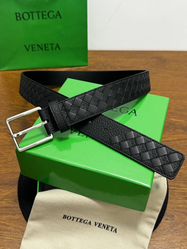 240--Bottega Veneta 3.5Cm 黑 小牛皮皮革手工编织，手工编织新款牛皮经典之作。每个细节都体现出至高的品味和格调。整体造型增添优雅韵味，低