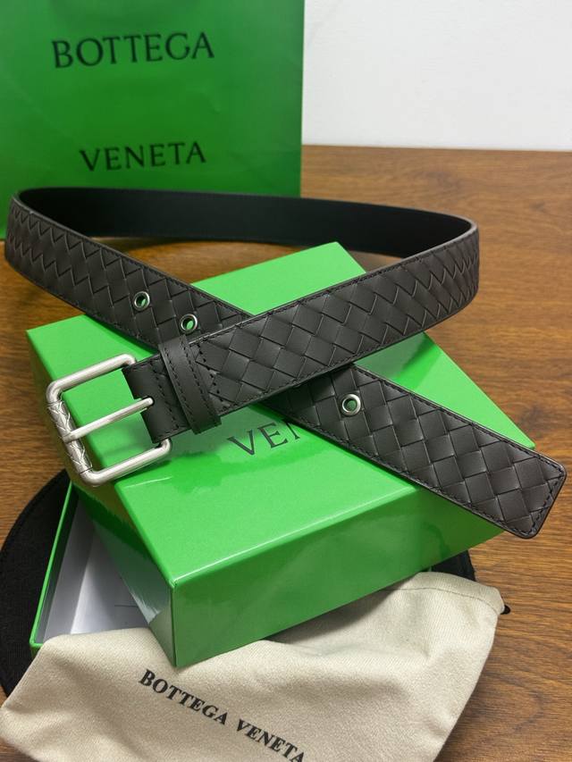 240 -- Bottega Veneta 3.5cm Brown calfskin leather, hand-woven. A new classic ha