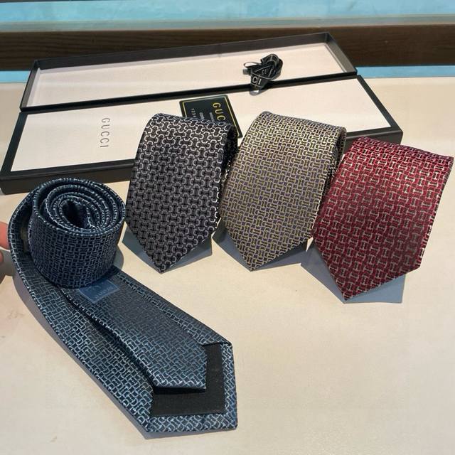 80G, a new men's tie with a Gg logo print, is a rare find. Featuring the classic
