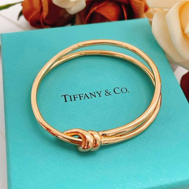 p80Tz012 Tiffany's latest rose gold polished double-knot bracelet, made of the s