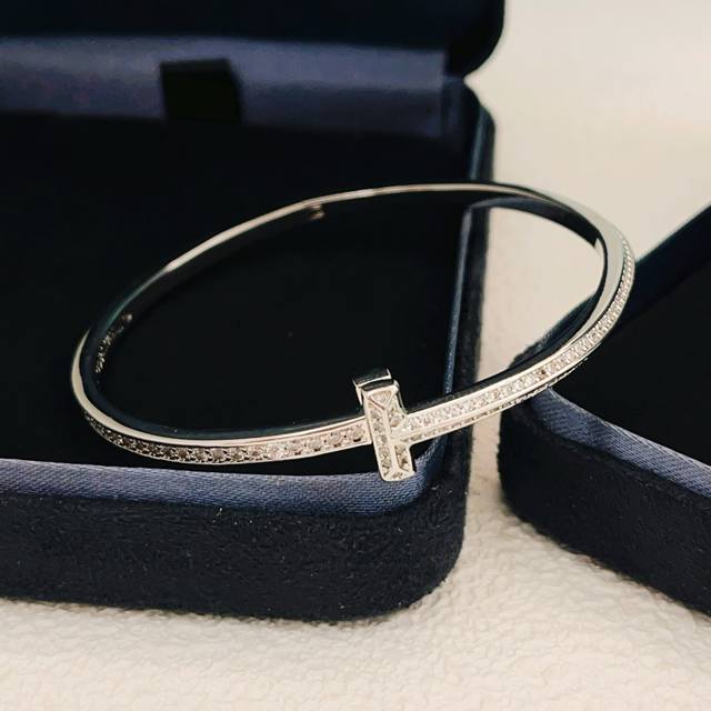 p80Tz009 Tiffany's latest silver full-diamond double T bracelet, made of the sam p80Tz009 Tiffany's latest silver full-diamond double T bracelet, made of the sam
