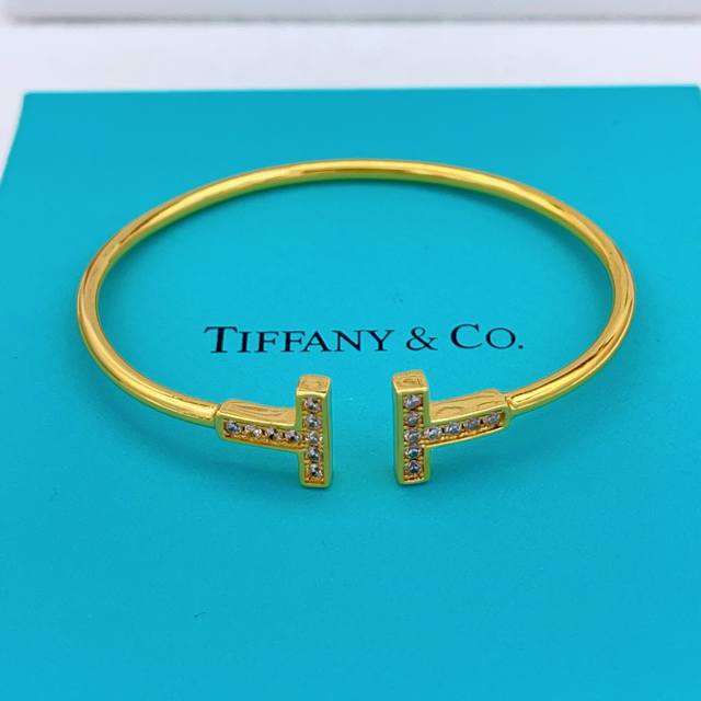 p70Tz008 Tiffany's latest gold-plated, fully diamond-encrusted double-T bracelet p70Tz008 Tiffany's latest gold-plated, fully diamond-encrusted double-T bracelet
