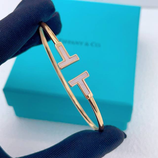 p70Tz007 Tiffany's latest silver and white mother-of-pearl double-T bracelet, ma p70Tz007 Tiffany's latest silver and white mother-of-pearl double-T bracelet, ma