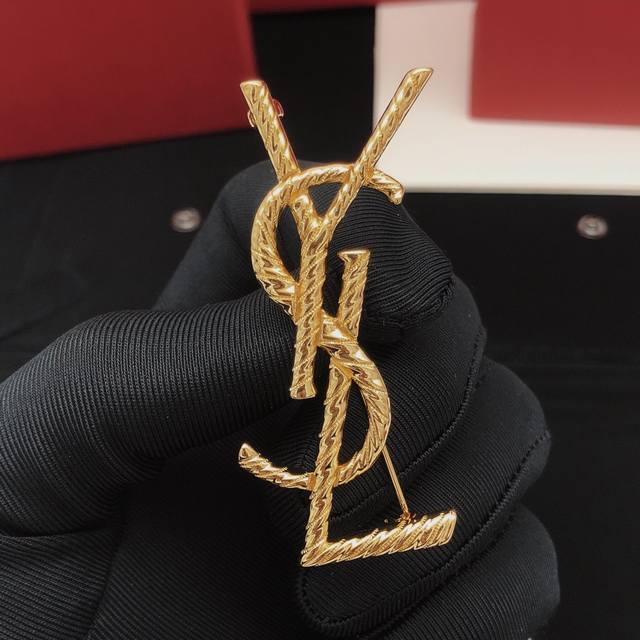 p70编号Yxz0005 圣罗兰麻花胸针 经典 新款 亚金黄铜材质真实细节呈现 隆重出货 原版亚金黄铜材质 顶级工艺