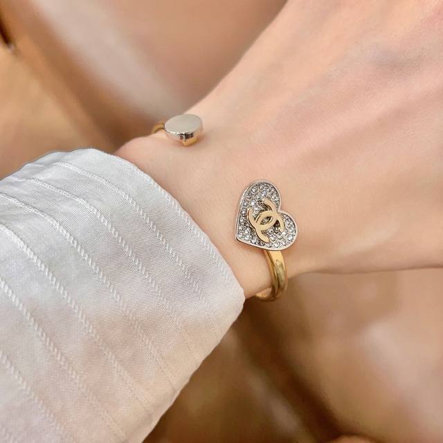 p90 New Chanel double C logo bracelet, super detailed and bling-bling, beautiful
