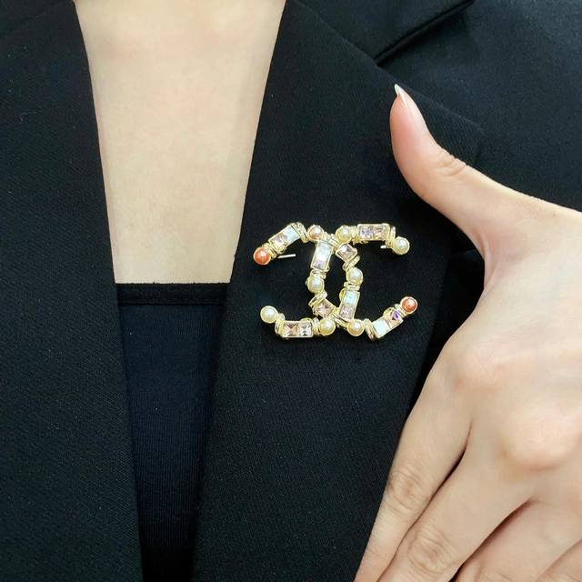 p70 Chanel's newest pearl and diamond brooch, a piece of jewelry that truly unde