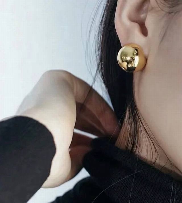 p70 Celine赛琳亮面中古耳钉 赛琳已经自成一股流行元素，持续为女性诠释优雅、创造时尚，Celine家的饰品风格绝对代表了一种新的生活方式，就像此款耳环，