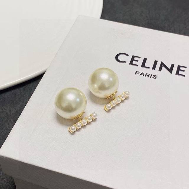50赛琳Celine 珍珠耳钉与众不同的设计 个性十足 颠覆你对传统耳环的印象 使其魅力爆灯