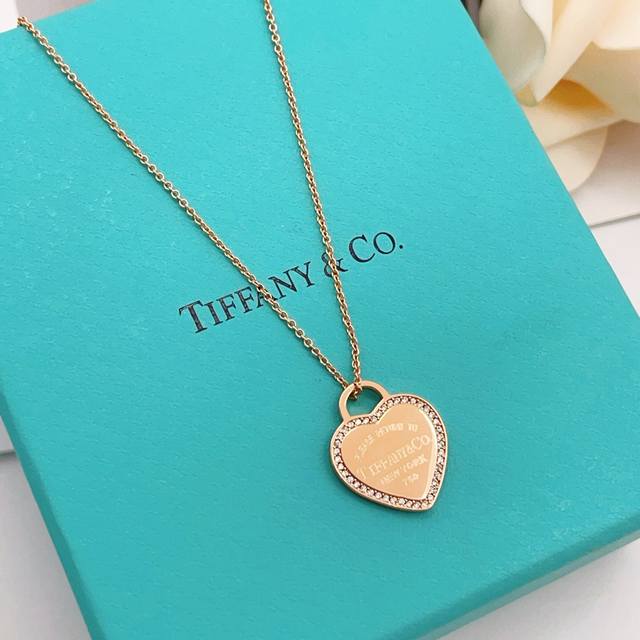 p80Tx088 Tiffany's latest rose gold diamond-encrusted heart necklace, made of br