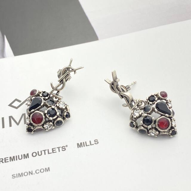 p80 今日新款 编码E3412 0257825 耳钉热销款火爆上新 圣罗兰Ysl 复古锤纹爱心吊坠耳环 爱心吊坠采用多样切割的成簇水晶和凸圆形绿宝石制作而成，
