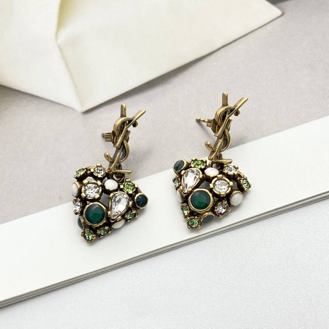 p80 今日新款 编码E3412 0257825 耳钉热销款火爆上新 圣罗兰Ysl 复古锤纹爱心吊坠耳环 爱心吊坠采用多样切割的成簇水晶和凸圆形绿宝石制作而成，