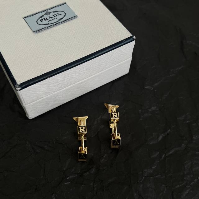 p120 prada 普拉达 三角形 耳钉 爆款新品 精致耐看 华丽登场,整体细节非常令人惊喜,典雅而时尚,突显法式高雅气息。 p120 prada 普拉达 三角形 耳钉 爆款新品 精致耐看 华丽登场,整体细节非常令人惊喜,典雅而时尚,突显法式高雅气息。