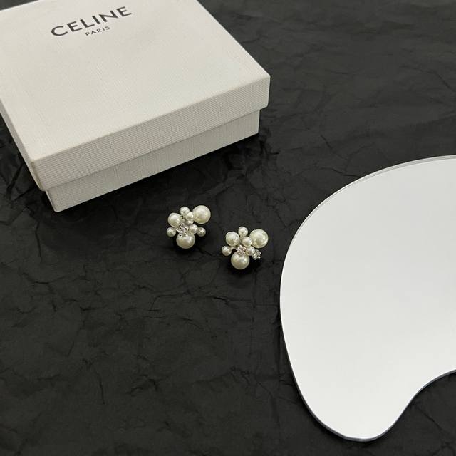 p70 Celine 赛琳 耳钉 一直是简约时尚界的标杆大胆的设计 百看不厌搭配起来更Fashion