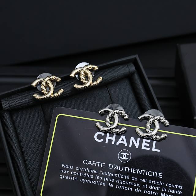 p50Chanel双C不规则麻花纹耳钉 香奈经典双C单品 超有质感 时髦精必备单品 百搭单品