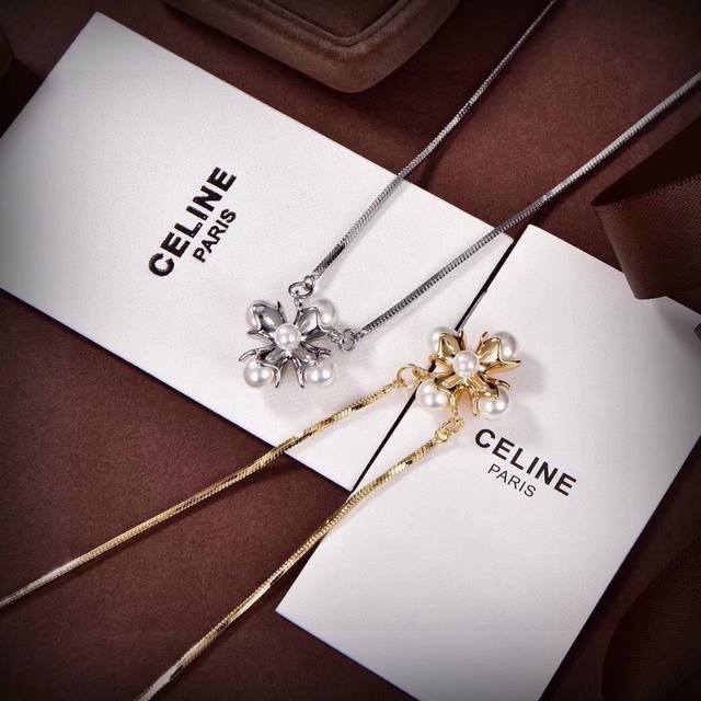 p70Celine 新款珍珠项链 与众不同的设计 个性十足 颠覆你对传统耳环的印象 使其魅力爆灯