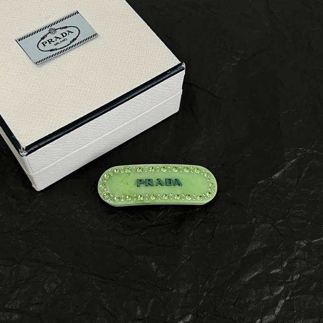 p90 prada 普拉达 发夹 爆款新品 精致耐看 华丽登场,整体细节非常令人惊喜,典雅而时尚,突显法式高雅气息。 p90 prada 普拉达 发夹 爆款新品 精致耐看 华丽登场,整体细节非常令人惊喜,典雅而时尚,突显法式高雅气息。