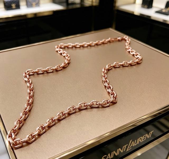 p140。 圣罗兰项链新品发布 V金材质 Yves Saint Laurent Divas‘ Dream 系列 品相完美，细节无敌，那种独特的色泽完全无可挑剔，