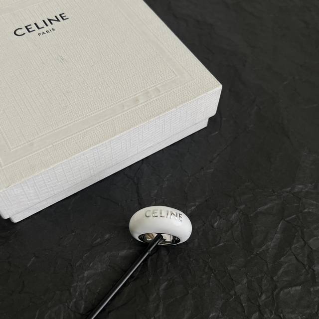 p100Celine赛琳 戒指 Celine一直是简约时尚界的标杆大胆的设计 百看不厌搭配起来更Fashion 码数：678码