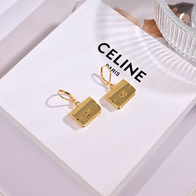 p70Celine 新款凯璇门耳钉与众不同的设计 个性十足 颠覆你对传统耳环的印象 使其魅力爆灯